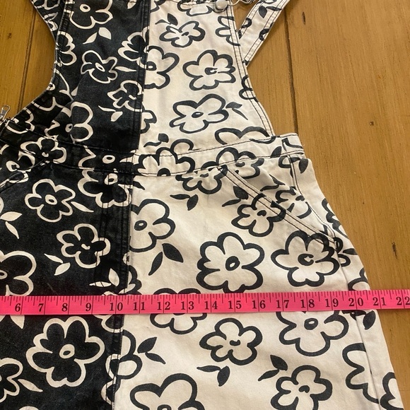 Forever21 Women’s Overalls Black White Flowers Festival S-M - Picture 3 of 13